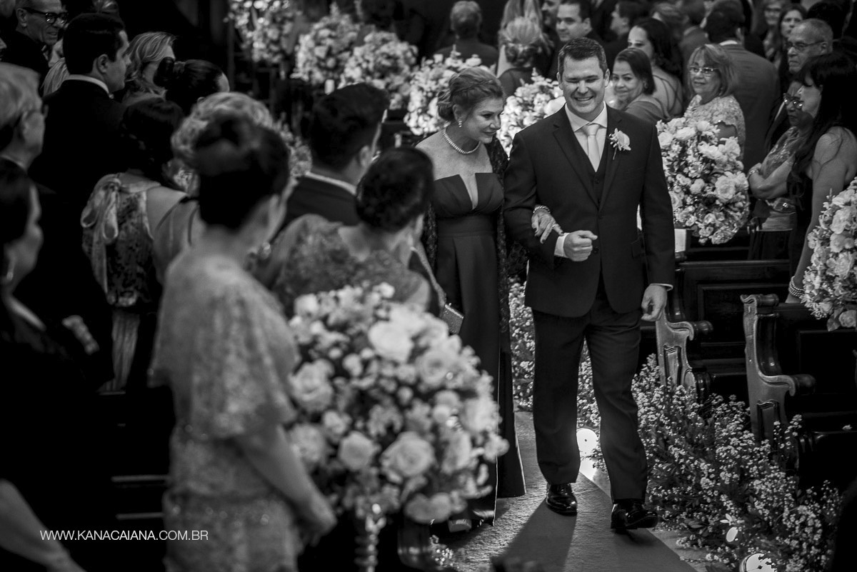 entrada do noivo na igreja durante celebração do casamento religioso