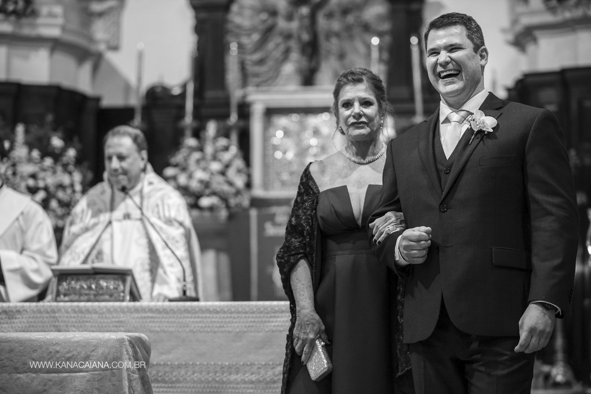 noivo emocionado com a entrada da noiva na igreja
