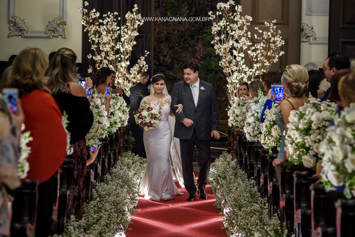 fotografo de casamento rj registra momento exato da entrada da noiva na igreja