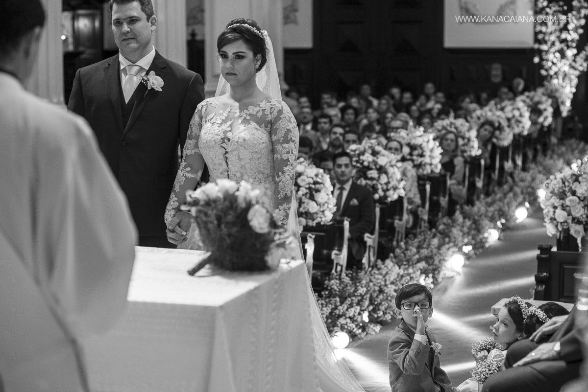 pagem faz todo mundo rir durante cerimônia de casamento na igreja