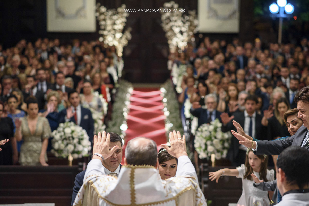 padre abençoa os noivos em cerimonia religiosa na igreja no rj