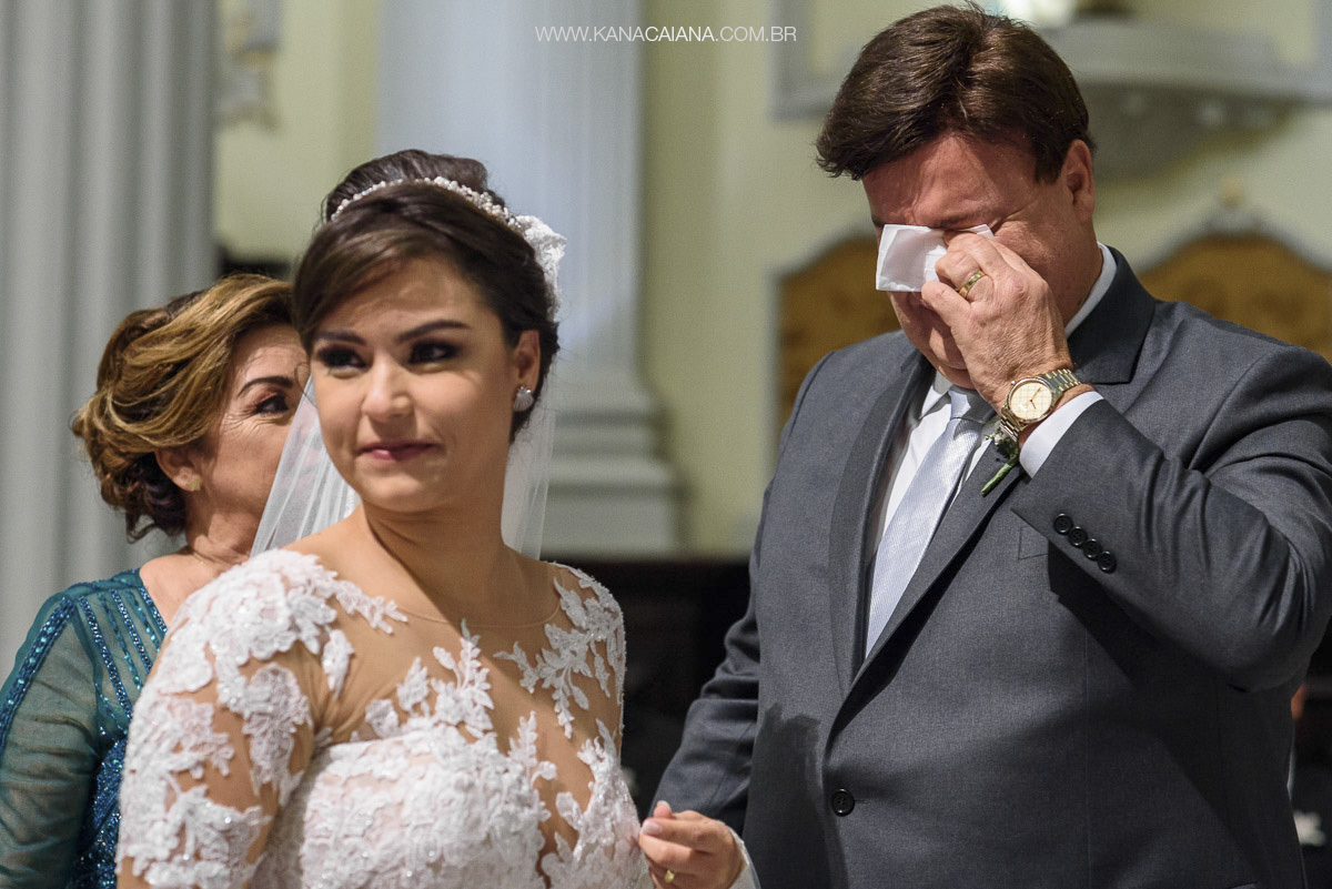 pai da noiva emocionado em cerimônia de casamento na igreja no rio de janeiro