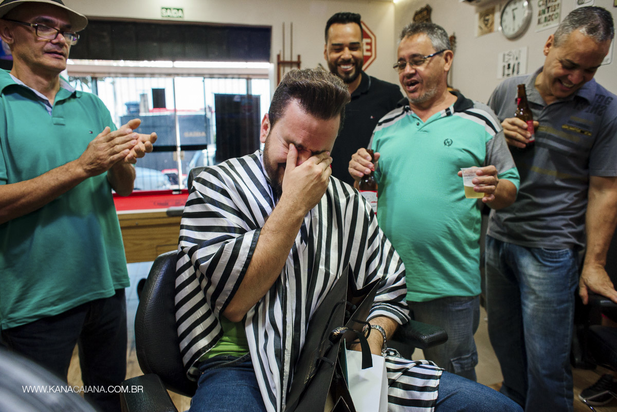 noivo emocionado recebe presente de sua noiva