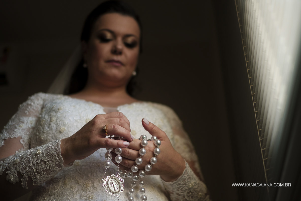 noiva devota de nossa senhora com terço na mão