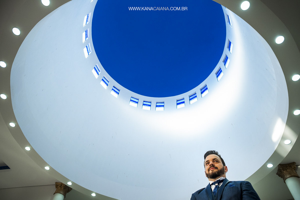 foto incrível do noivo aguardando sua noiva no altar