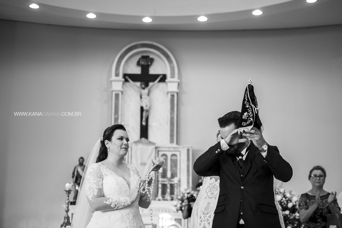 noivo se emociona diante da imagem de nossa senhora aparecida