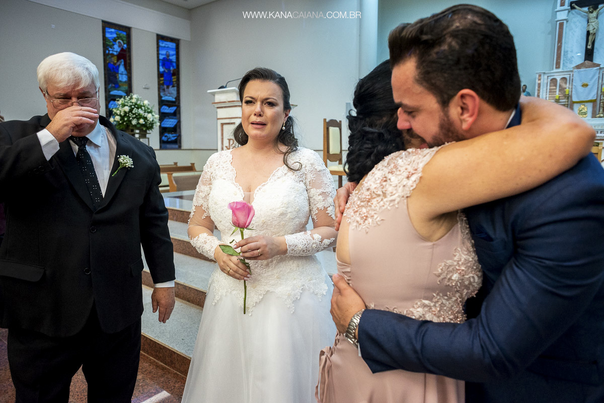 noivos e pais emocionados em cerimônia de casamento em sp