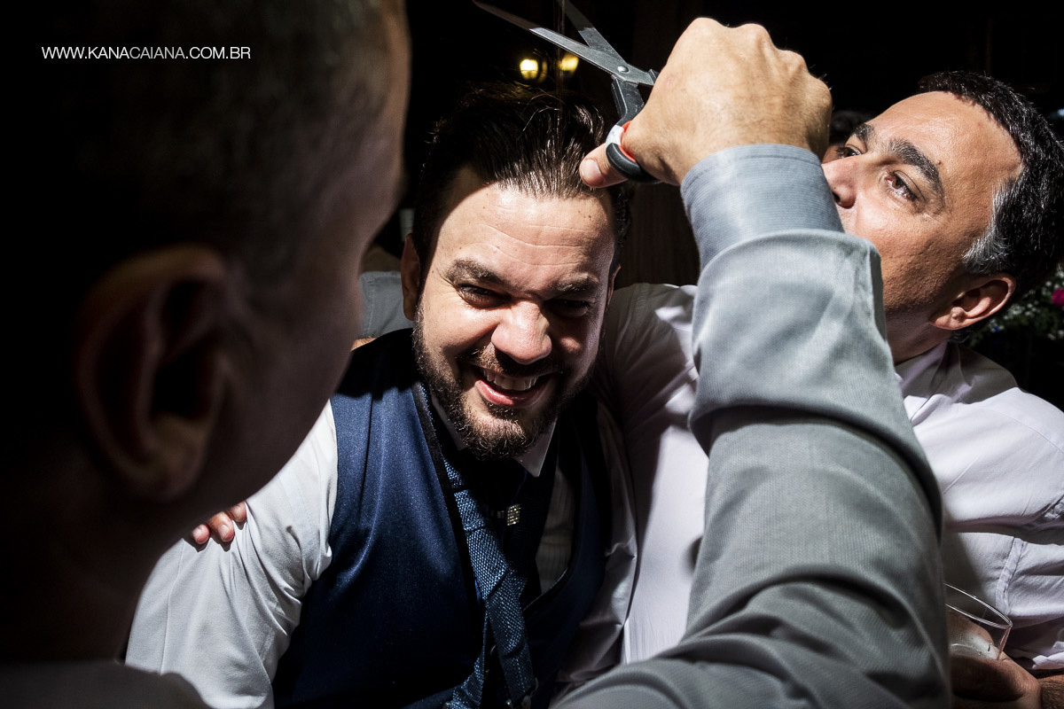 padrinhos cortam o cabelo do noivo na hora da gravata em casamento em sp