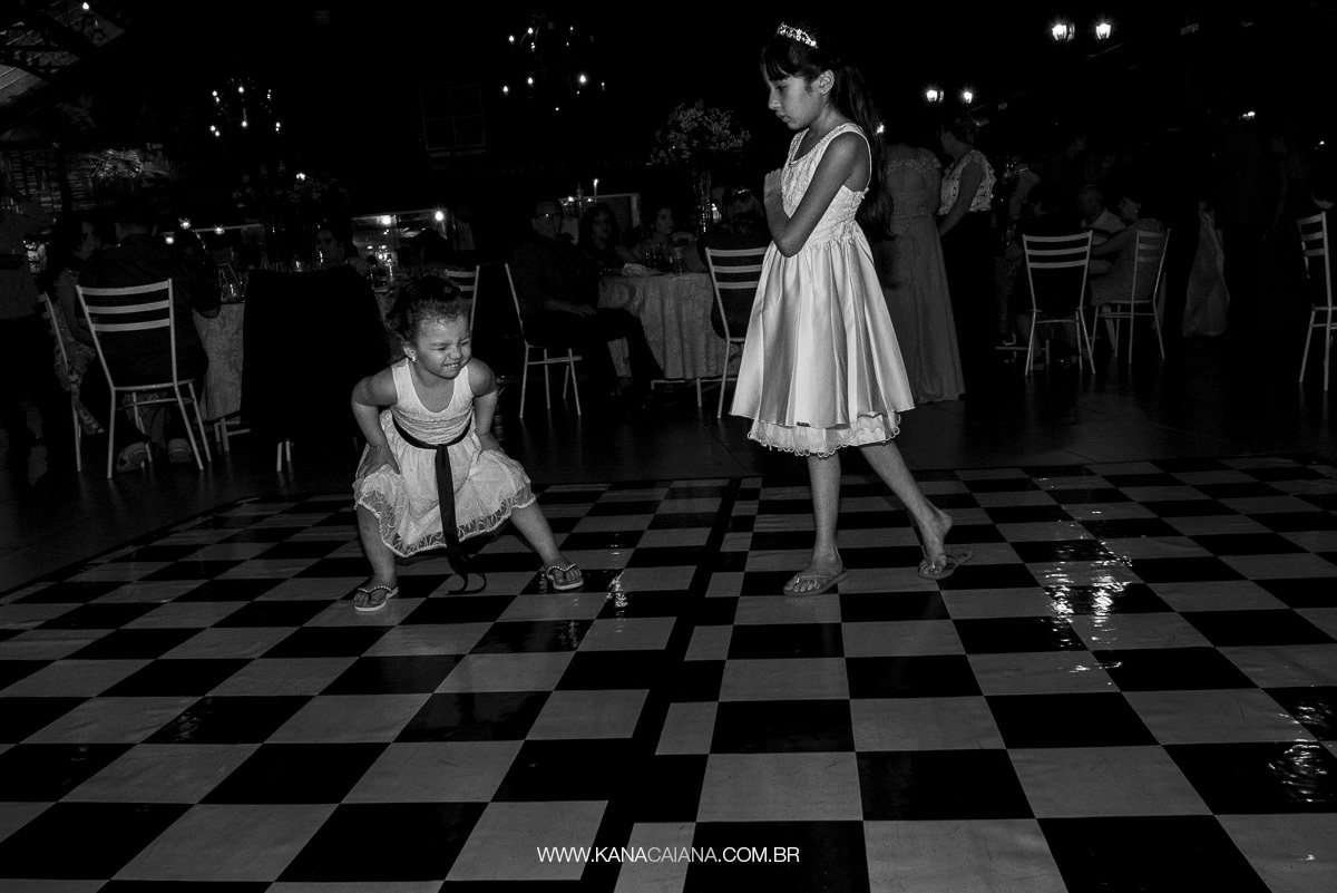 daminhas brincando na pista de dança em casamento em sp