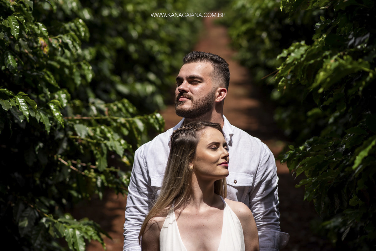 casal posando para ensaio pre wedding em jau