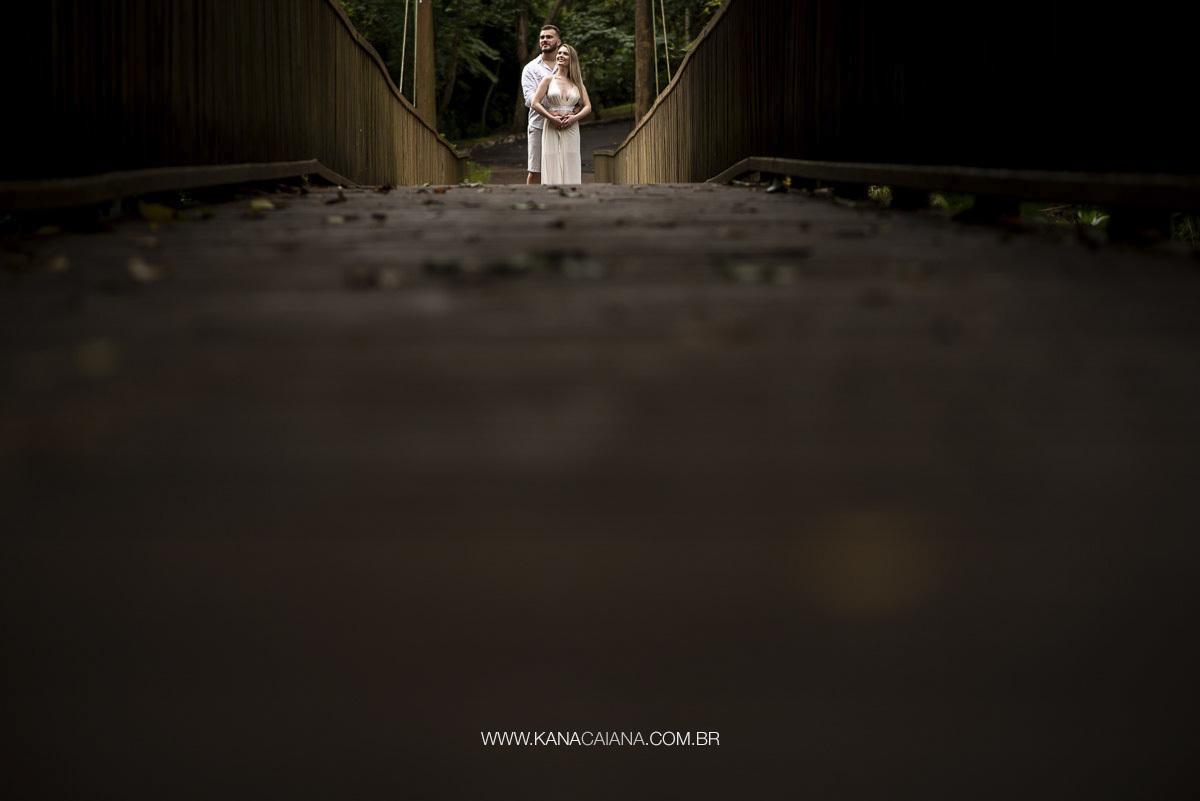 casal posa para fotos de casamento em brotas