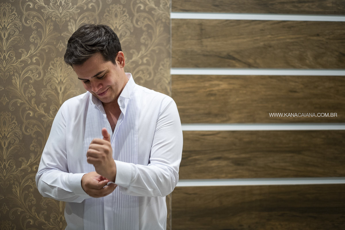 noivo se arrumando no making of