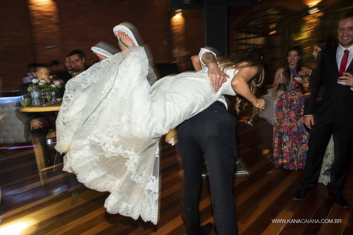 noivo pega a noiva no colo em festa de casamento no interior de sao paulo