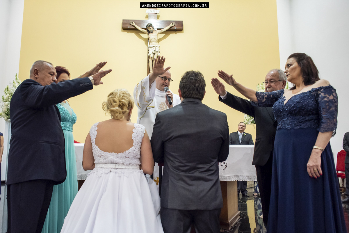 pais e noivos recebem bencaos da igreja durante cerimonia de casamento na paroquia sao benedito em jau