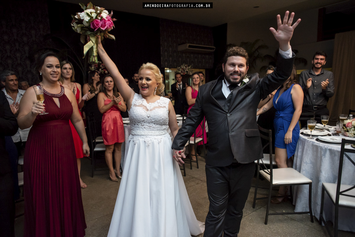 noivos entrando na festa de casamento no vostro eventos em jau