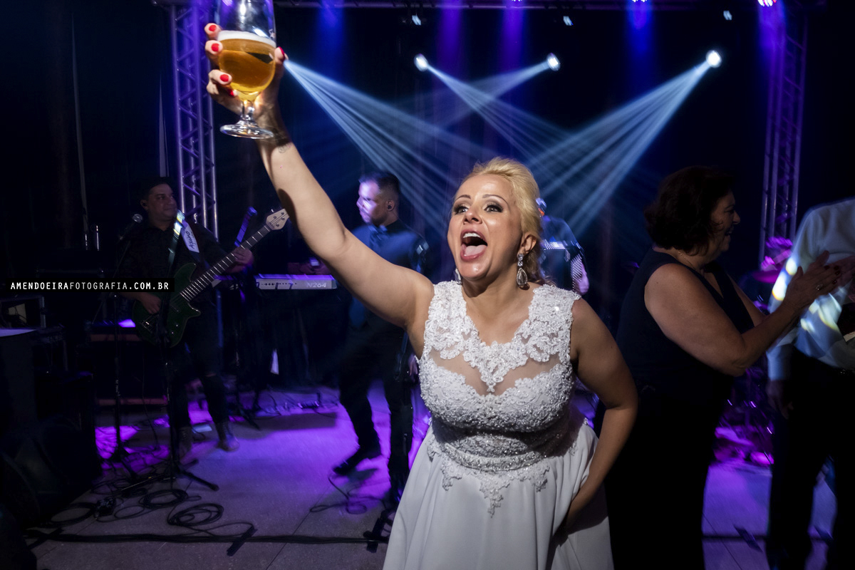 noiva se esbalda em festa de casamento no vostro eventos em jau