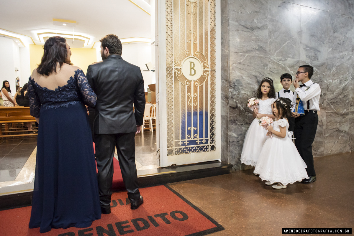 noivo ansioso na porta da igreja paroquia sao benedito em jau