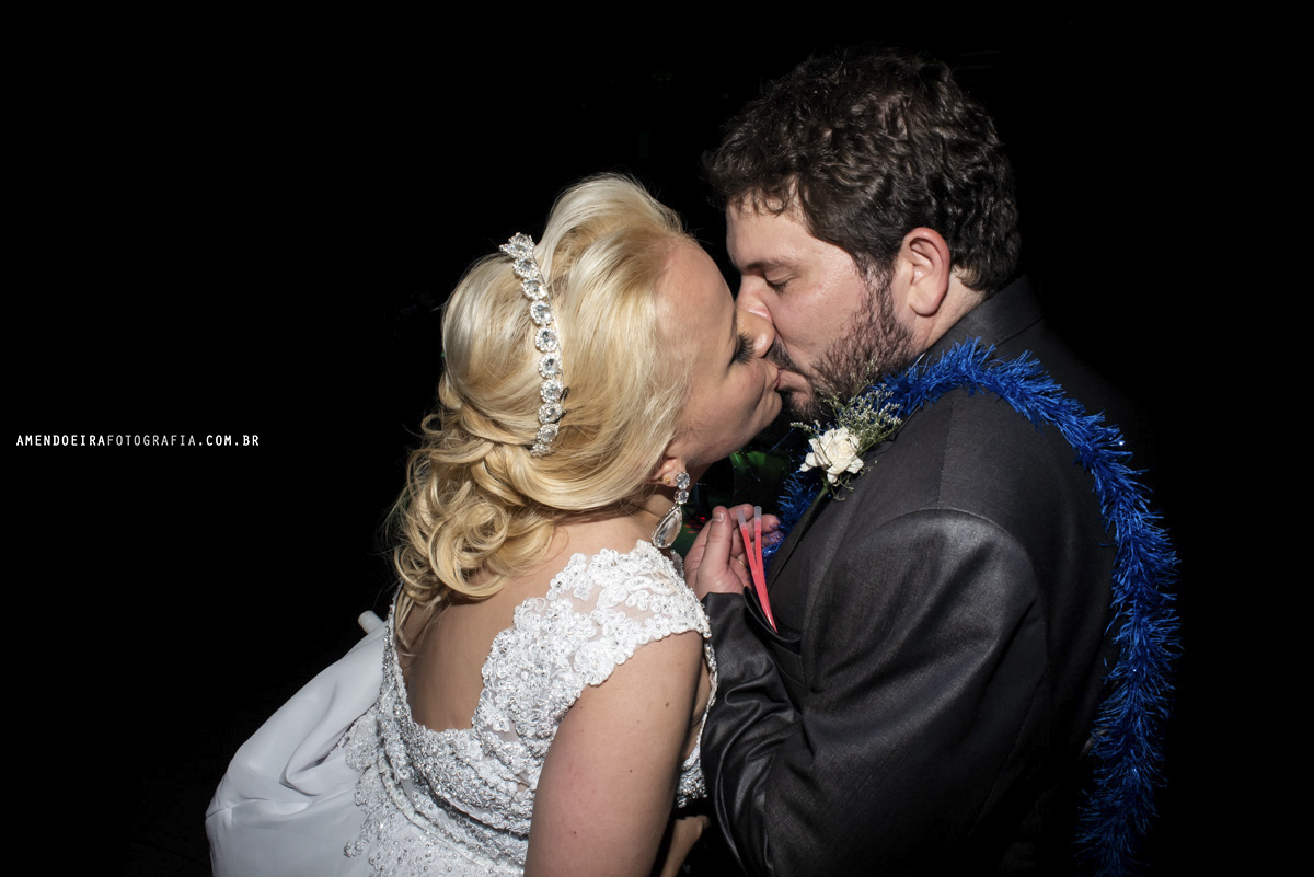 fotografo registra noivos apaixonados no final da festa de casamento no vostro eventos em jau buffet santa clara