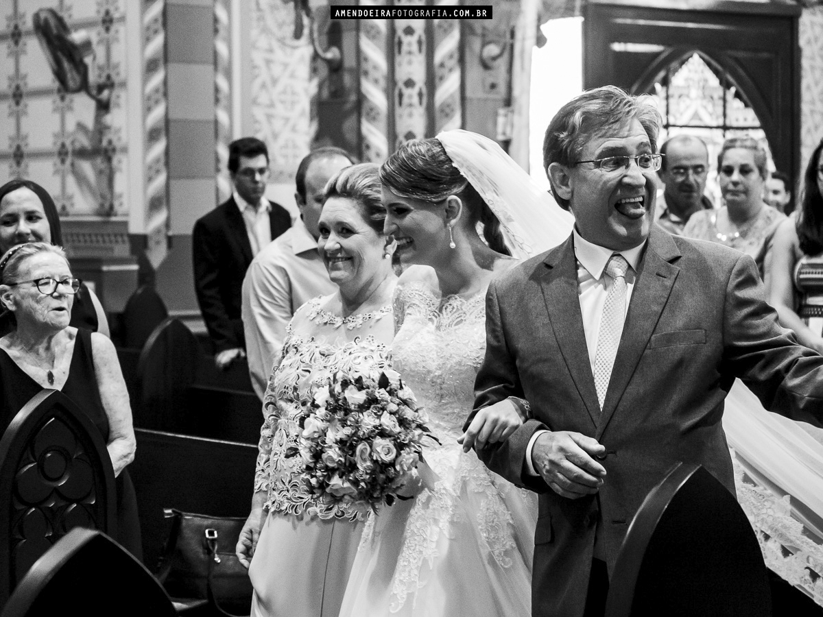 pai da noiva faz careta durante caminhada com sua filha para o altar na igreja matriz de jau