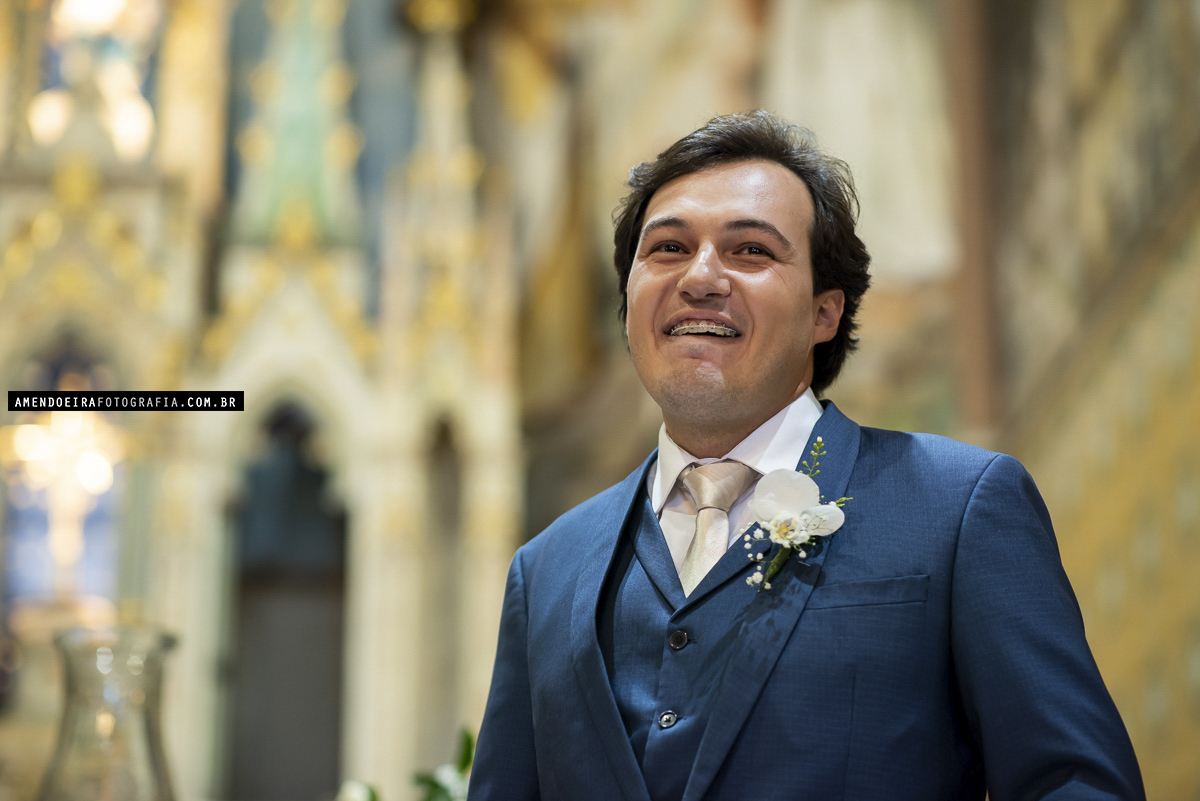 noivo ansioso ao ver sua noiva entrando na igreja matriz de jau para casamento