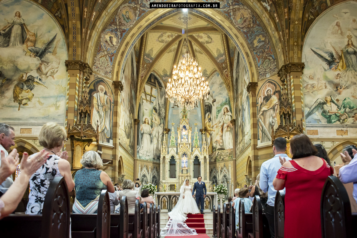 noivos recebem aplausos dos convidados em cerimonia de casamento na igreja matriz de jau