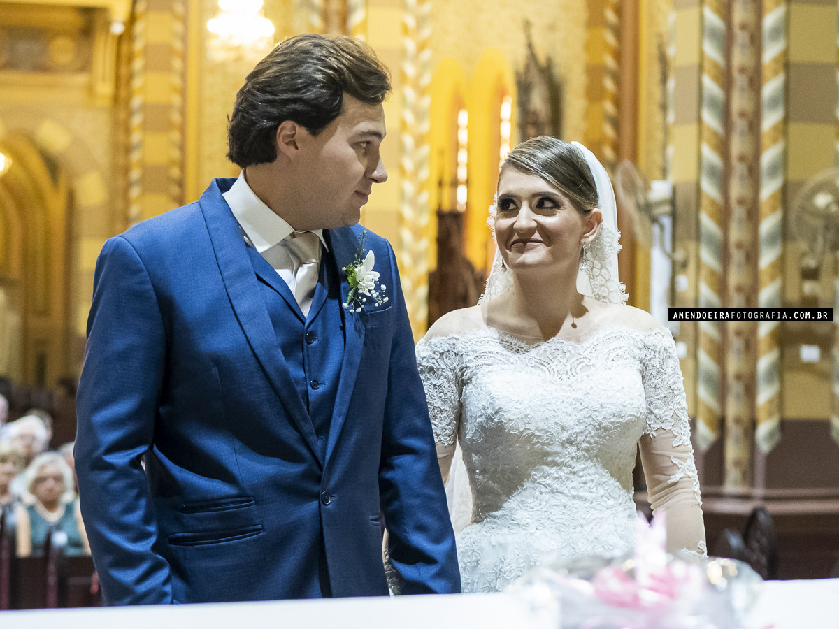 noivo e noiva se olham apaixonados durante cerimonia de casamento