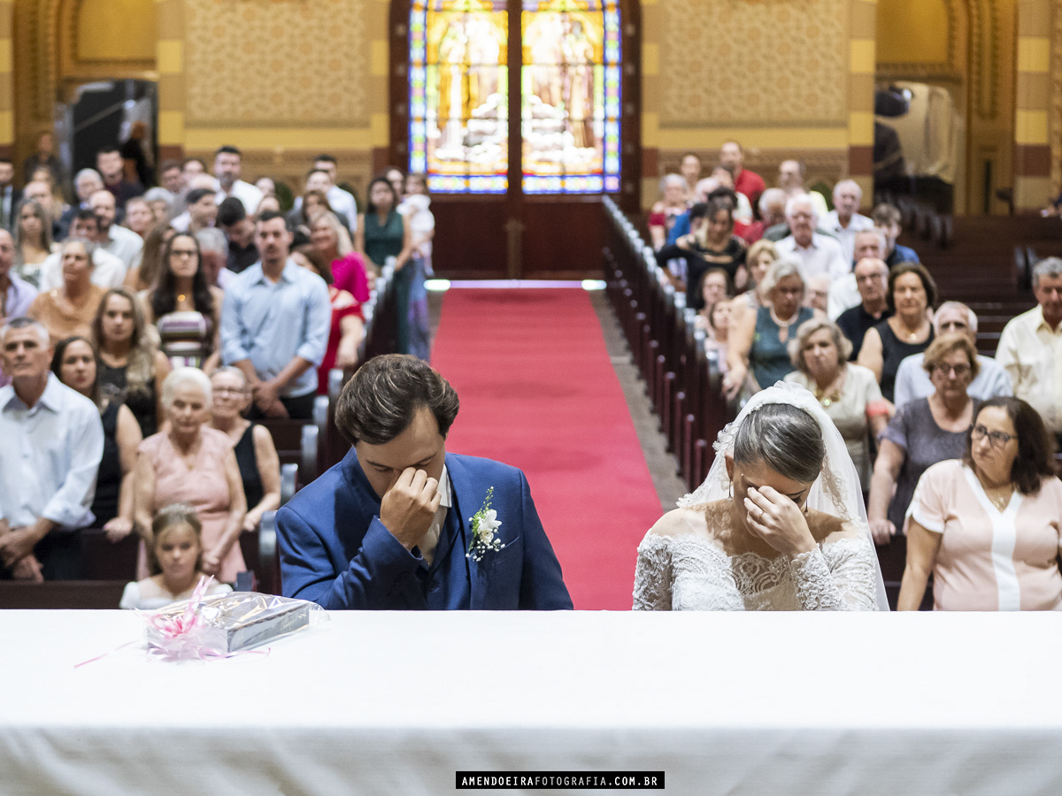 noivos oram durante cerimonia de casamento na igreja matriz de jau