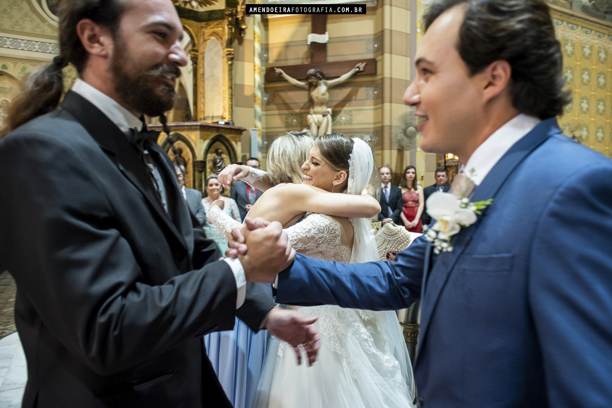 cumprimento dos padrinhos durante cerimonia de casamento em jau