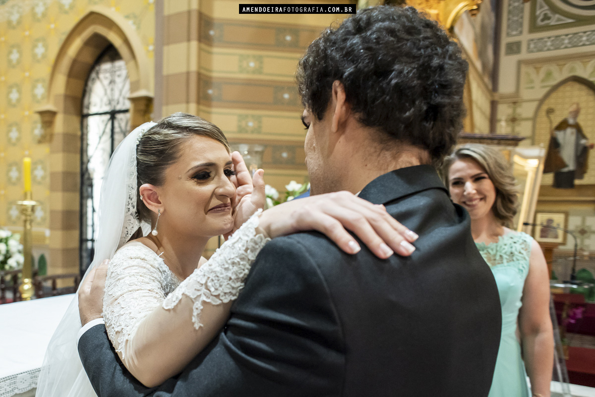 irmao da noiva emocionada durante casamento em jau