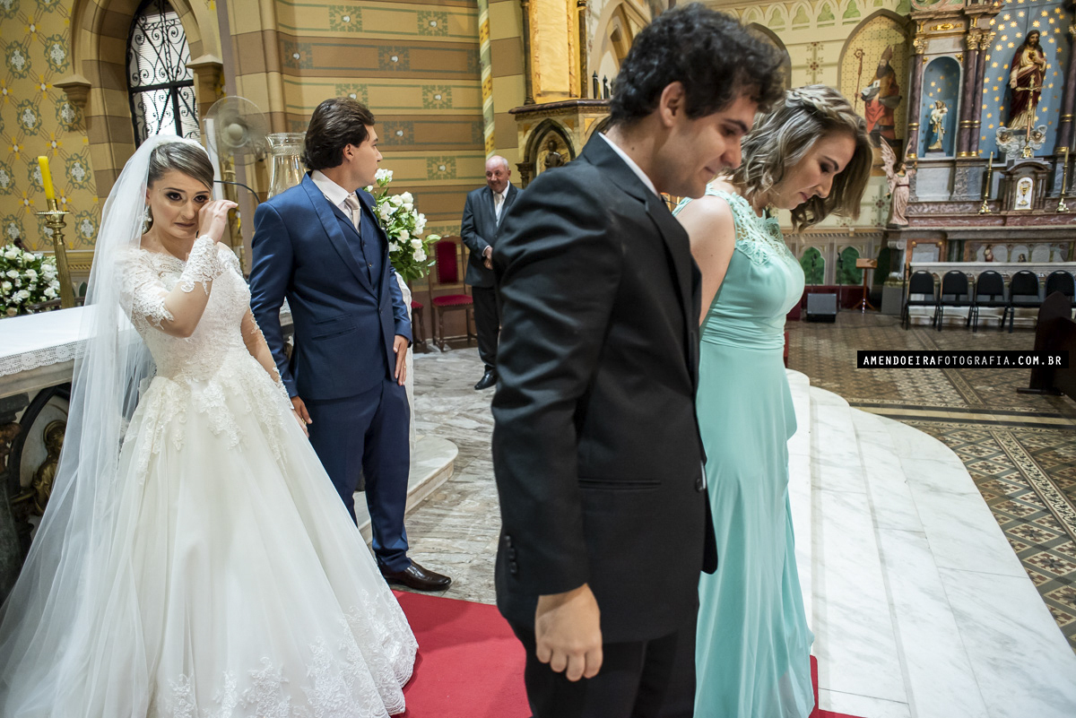 noiva emocionada apos cerimonia de casamento na igreja matriz em jau