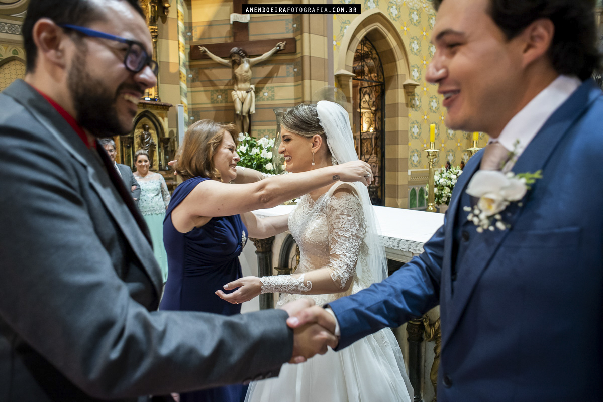 noivos recebendo os cumprimentos dos padrinhos apos cerimonia de casamento na igreja matriz de jau