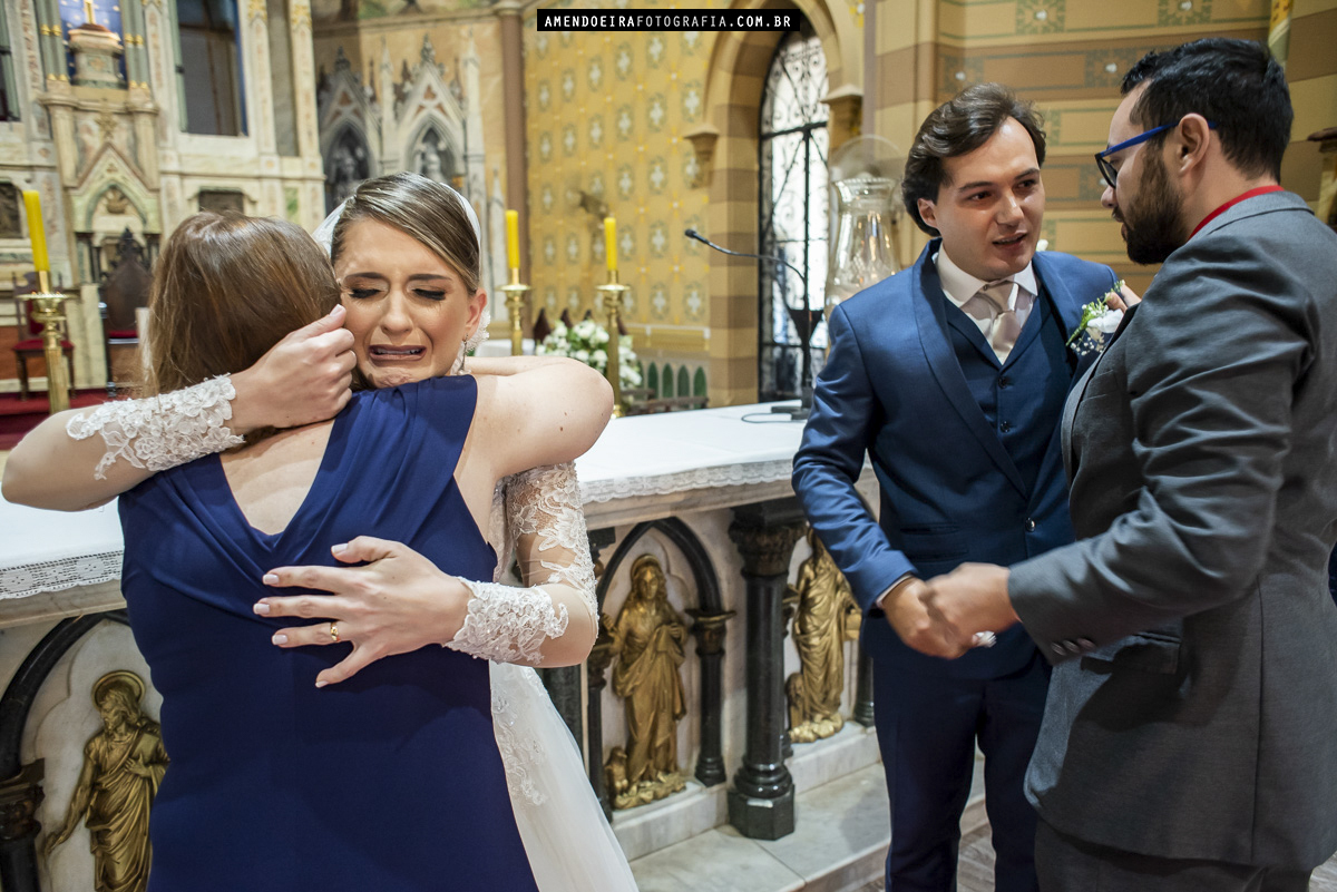 fotografo de casamento flagra momento emocionante durante cerimonia na igreja matriz de jau