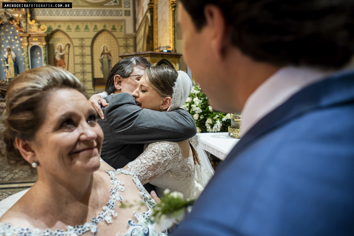 noiva se emociona ao abracar o pai em cerimonia de casamento na igreja matriz de jau