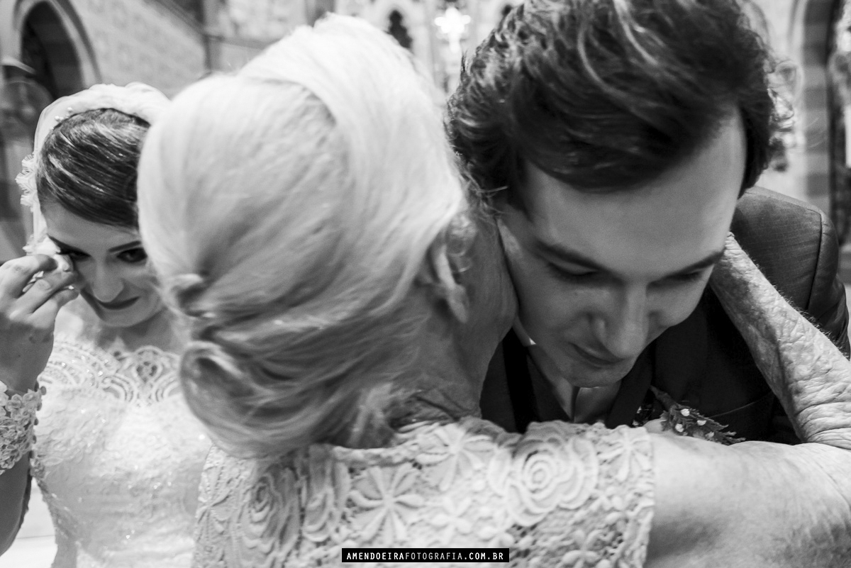 vo do noivo beija seu neto enquanto noiva se emociona em casamento na igreja matriz nossa senhora do patrocinio em jau