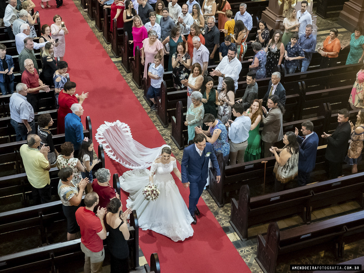foto incrivel da saida dos noivos em casamento na igreja matriz de jau