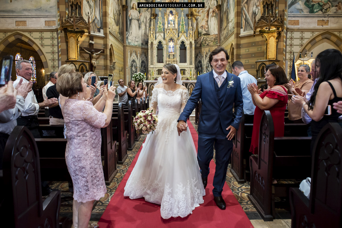 igreja matriz nossa senhora do patrocinio em jau recebe cerimonia de casamento emocionante