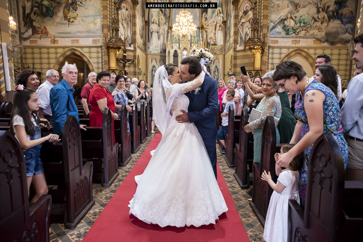 noivos se beijam apos cerimonia de casamento na igreja matriz de jau