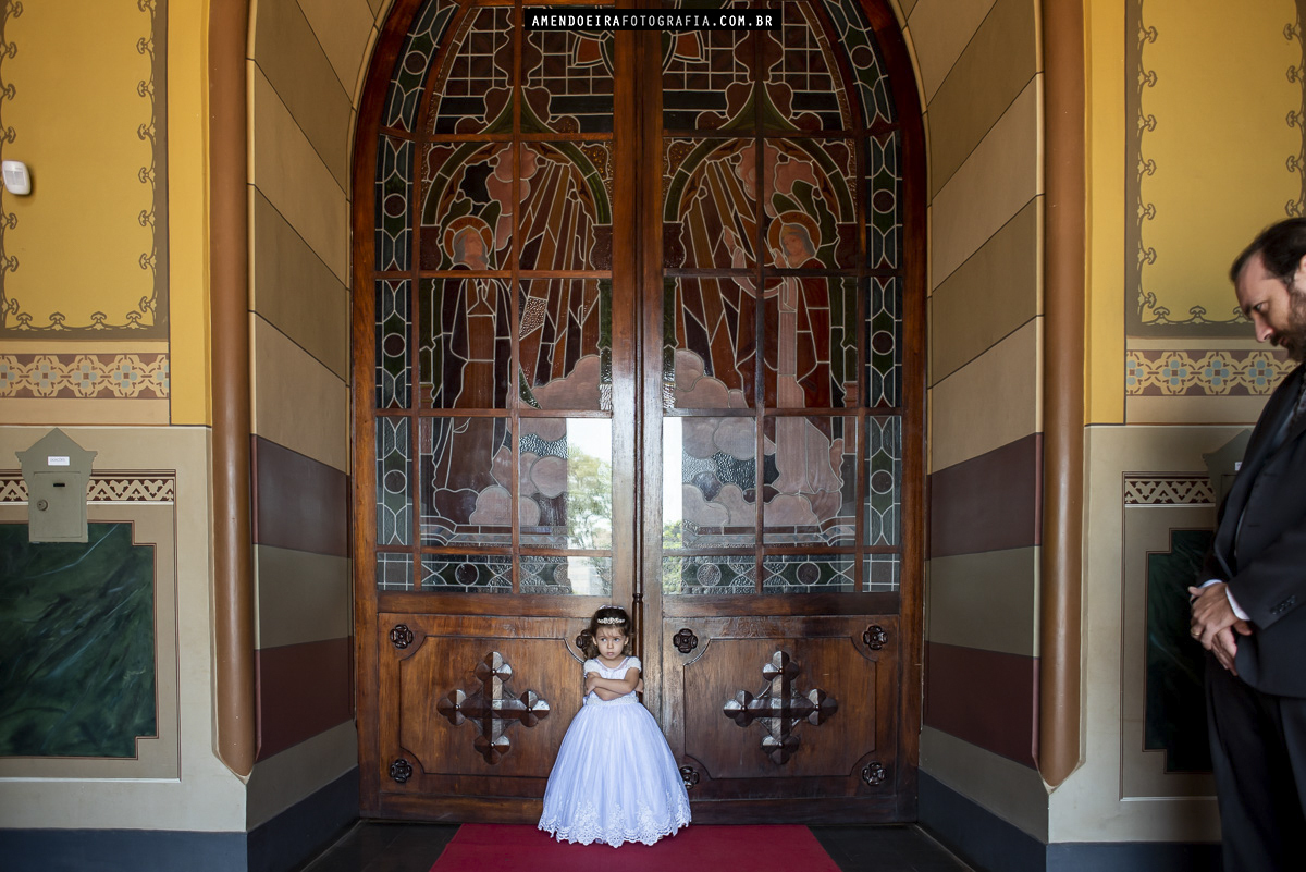 daminha emburrada na porta da igreja matriz de jau