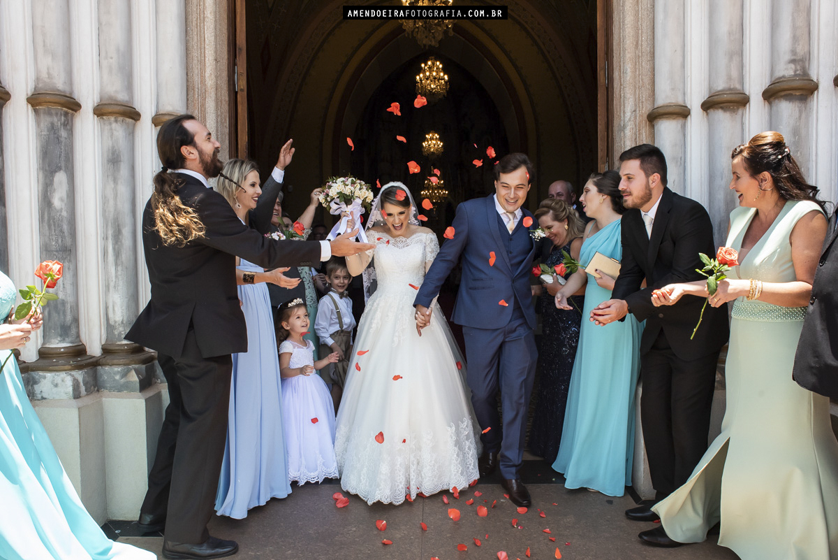 saida dos noivos após cerimonia de casamento na igreja matriz de jau teve chuva de petalas de rosa