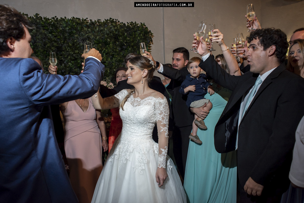 brinde dos noivos durante recepcao do casamento no sweet garden em jau