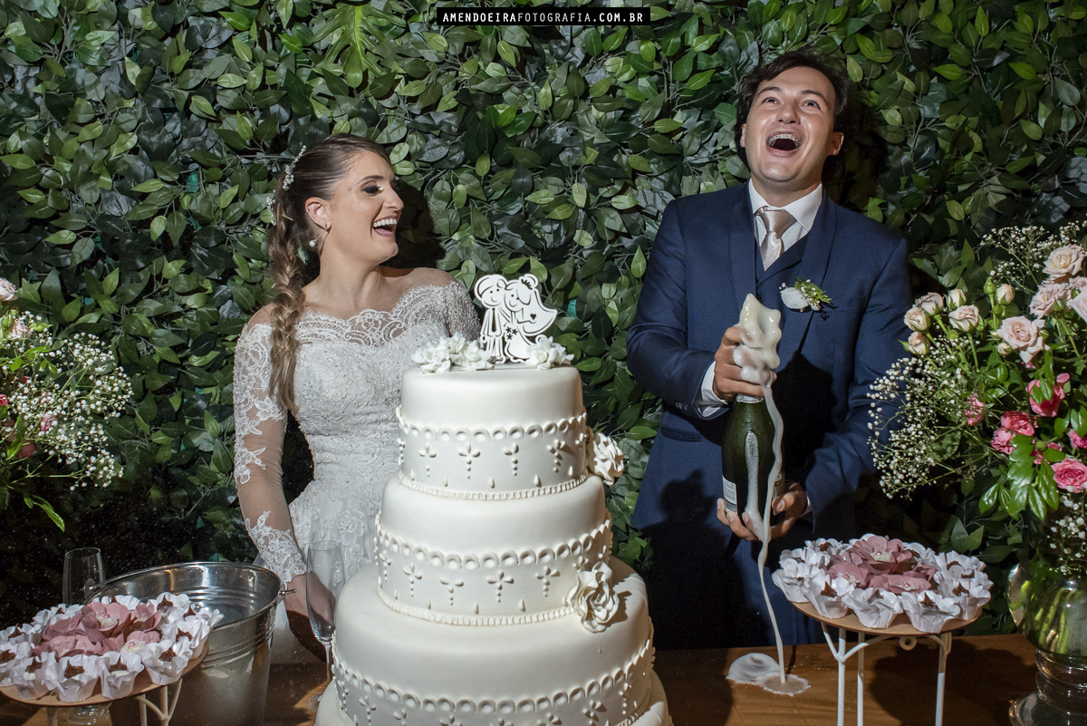 noivos estouram espumante na festa de casamento no sweet garden em jau