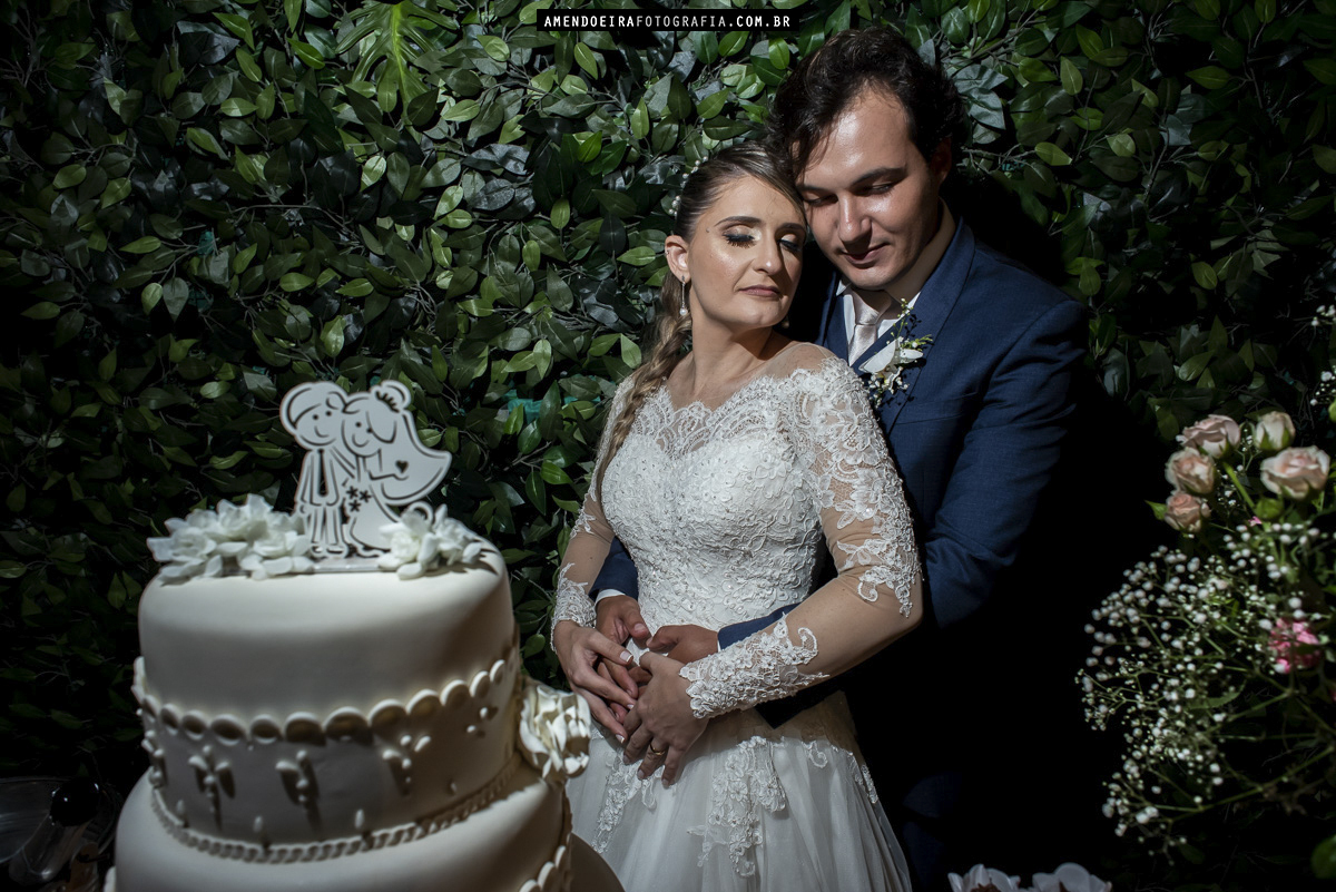 noivos posam para fotografo de casamento em festa no sweet garden em jau