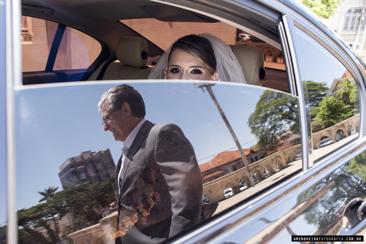 noiva e pai aguardando o momento de entrar na igreja matriz de jau para casamento