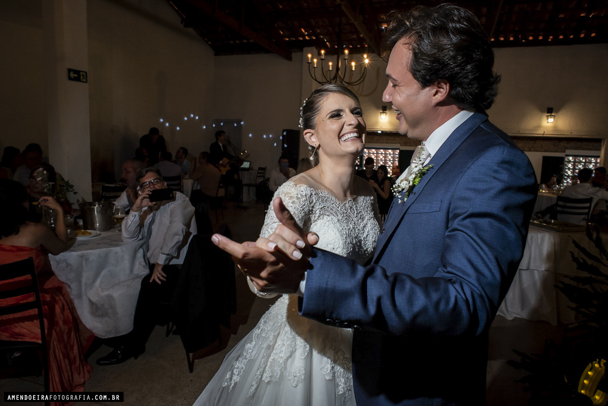 primeira dança dos noivos após cerimonia de casamento no sweet garden em jau