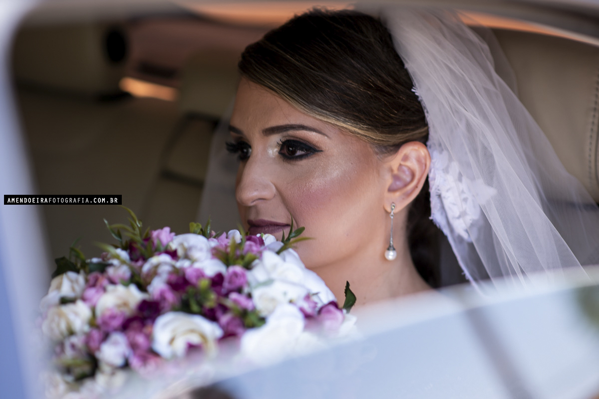 foto tradicional da noiva no carro antes da cerimonia de casamento em jau