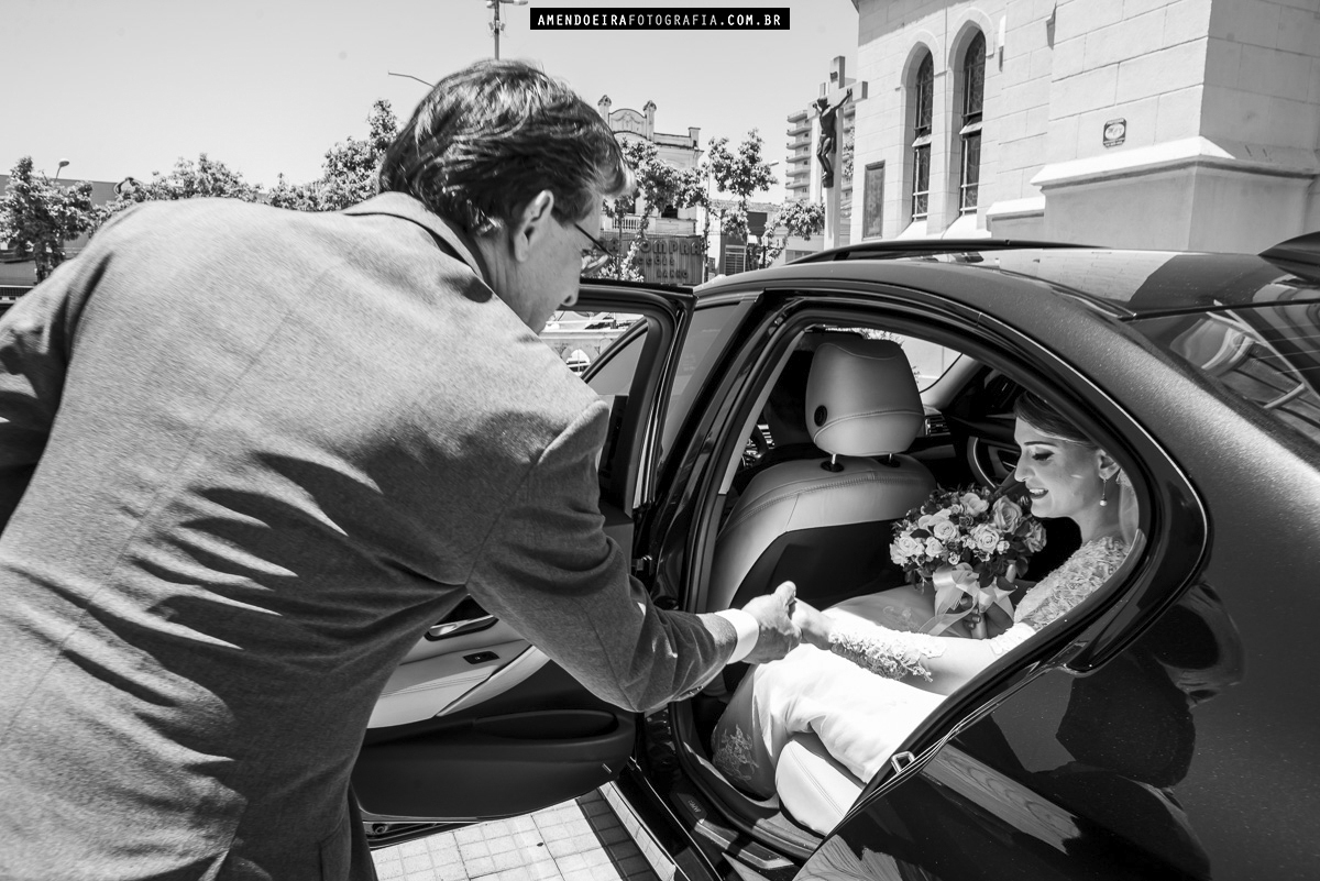 pai da noiva ajuda a mesma a sair do carro em casamento na igreja matriz de jau