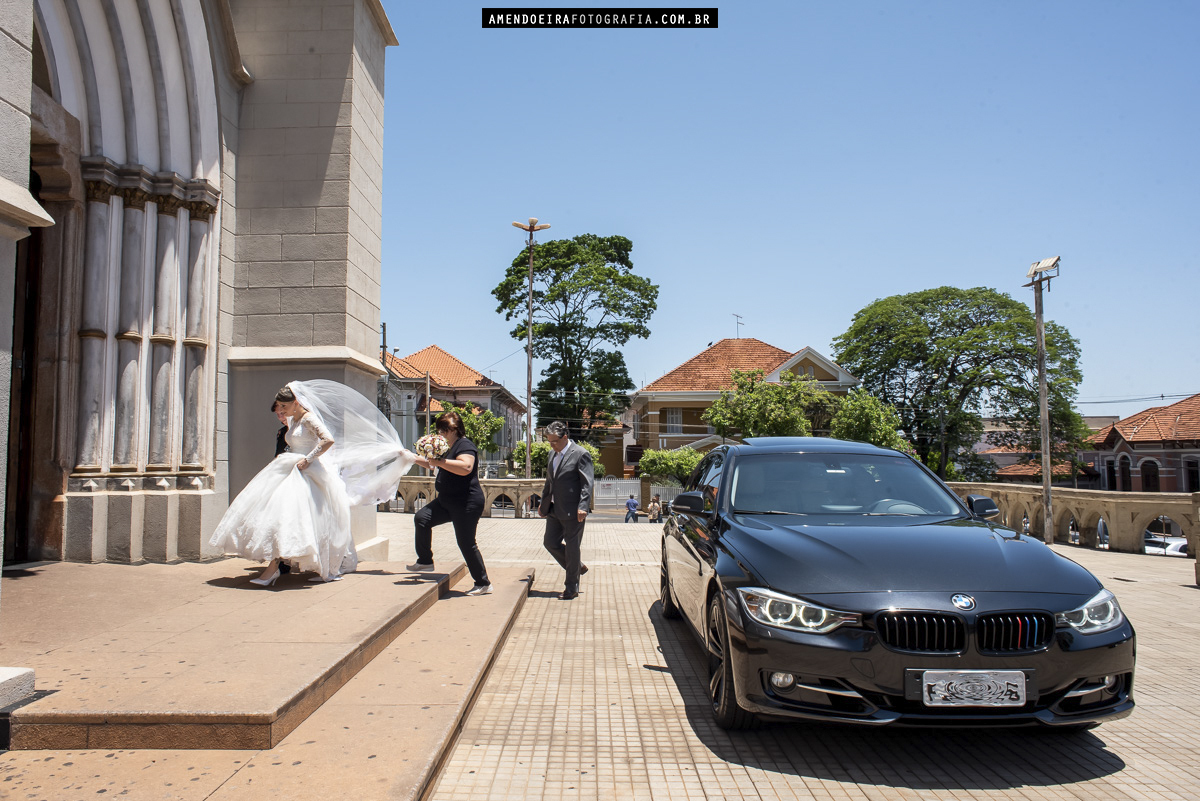 noiva entrando na igreja para cerimonia