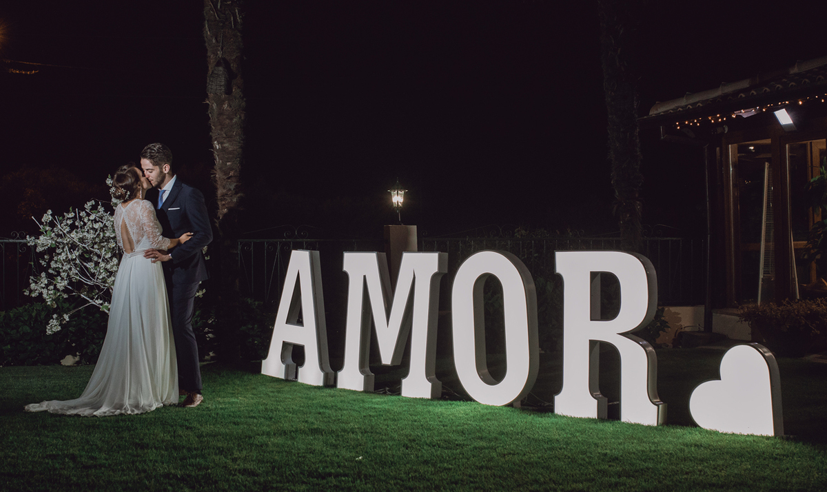 “Nossos olhares se encontraram num só. Descobrimos que nosso caminho é o mesmo: eu e você, sempre.” 