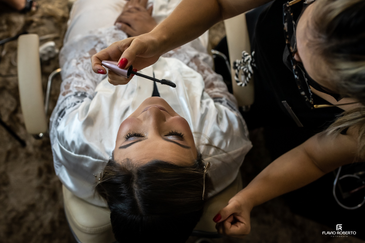 Noiva se maquiando no Ateliê Valeria Vendrasco para Casamento em Guaratinguetá