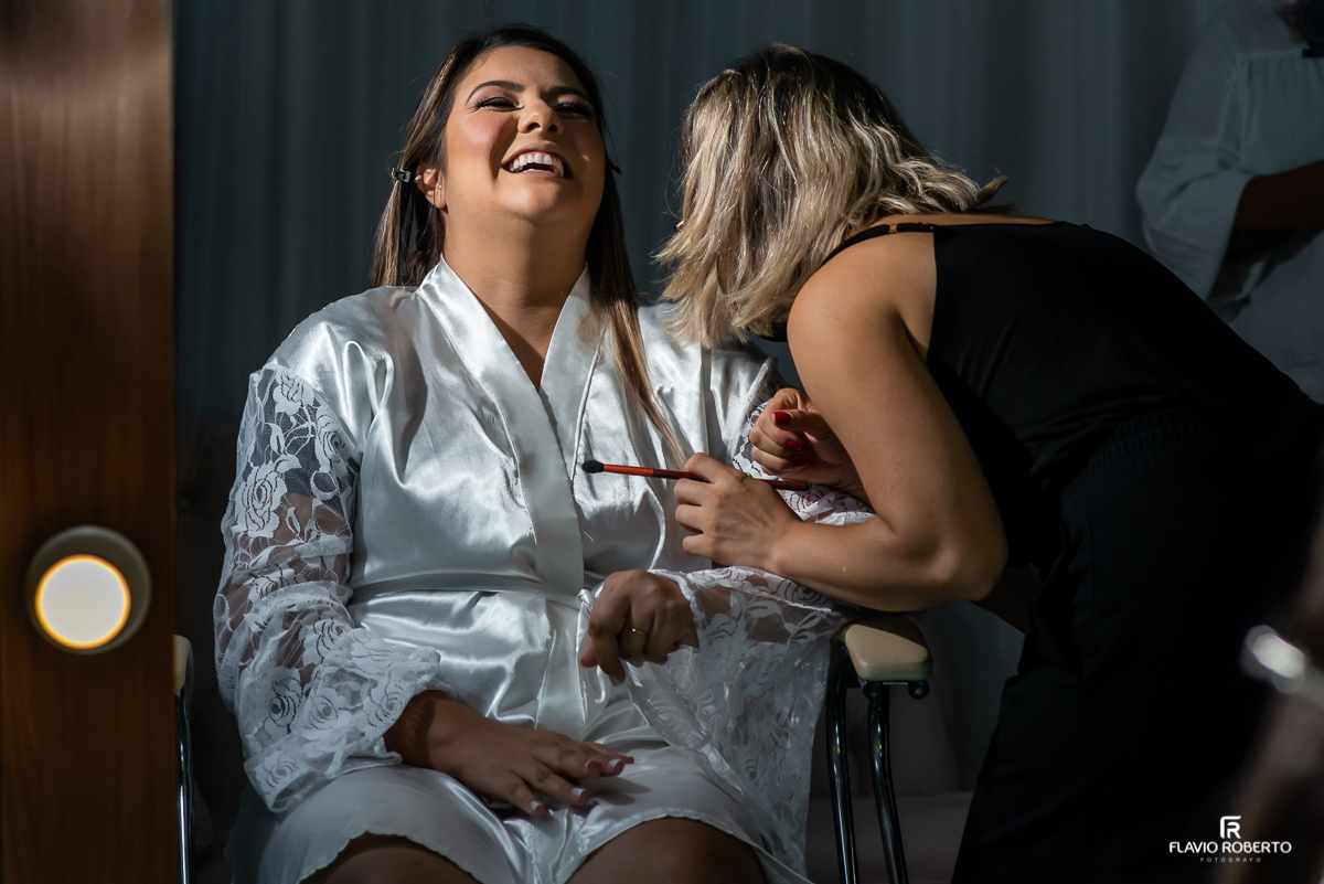 Noiva se maquiando no Ateliê Valeria Vendrasco para Casamento em Guaratinguetá